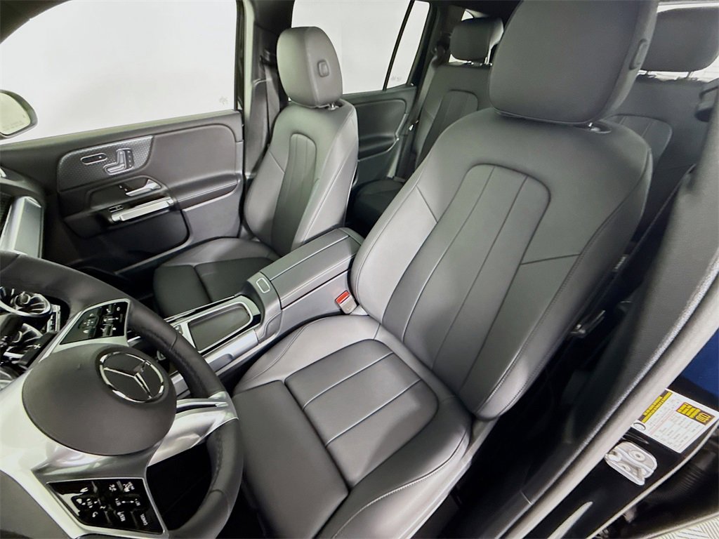 Used 2025 Mercedes-Benz GLB 250 4MATIC image 5