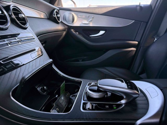 Used 2019 Mercedes-Benz GLC 300 4MATIC image 32