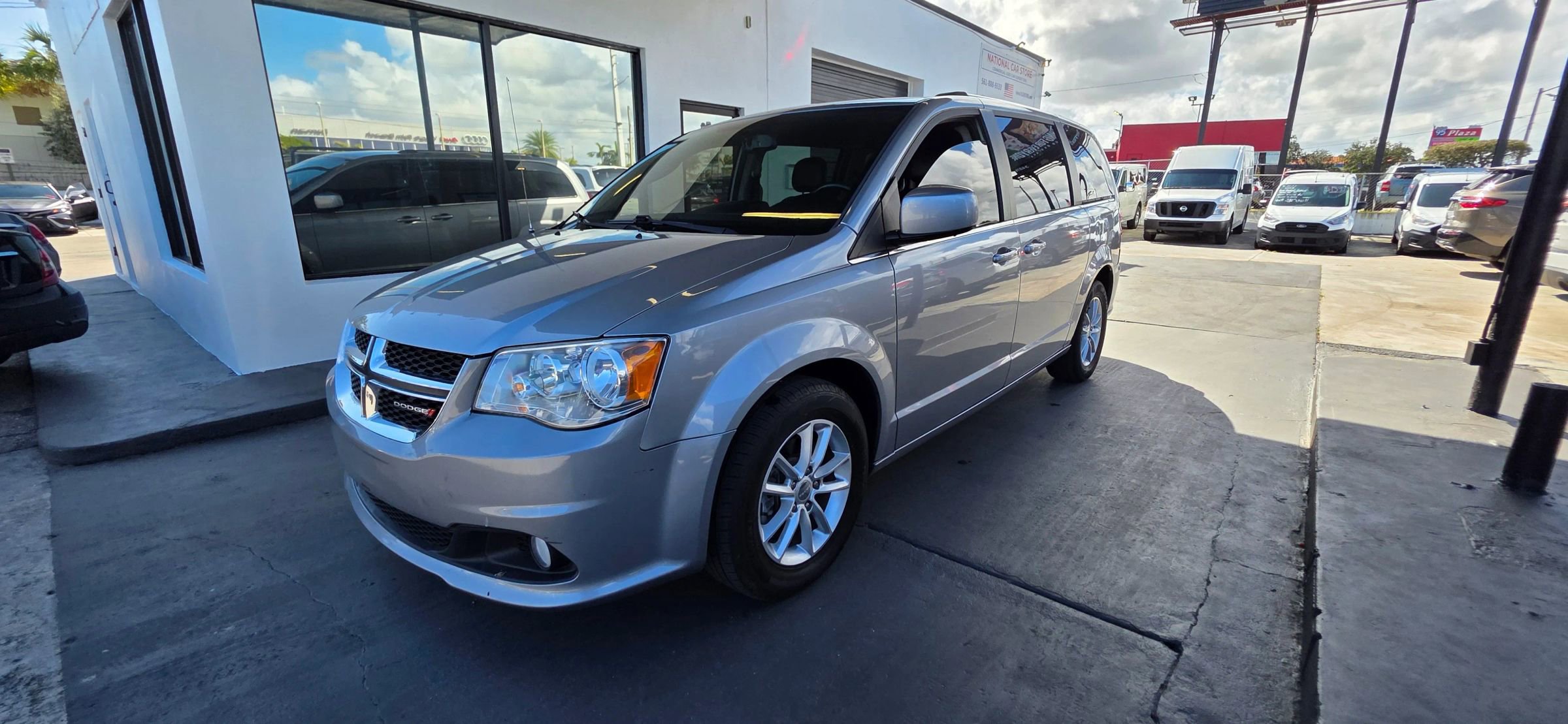 Used 2018 Dodge Grand Caravan SXT FWD image 3