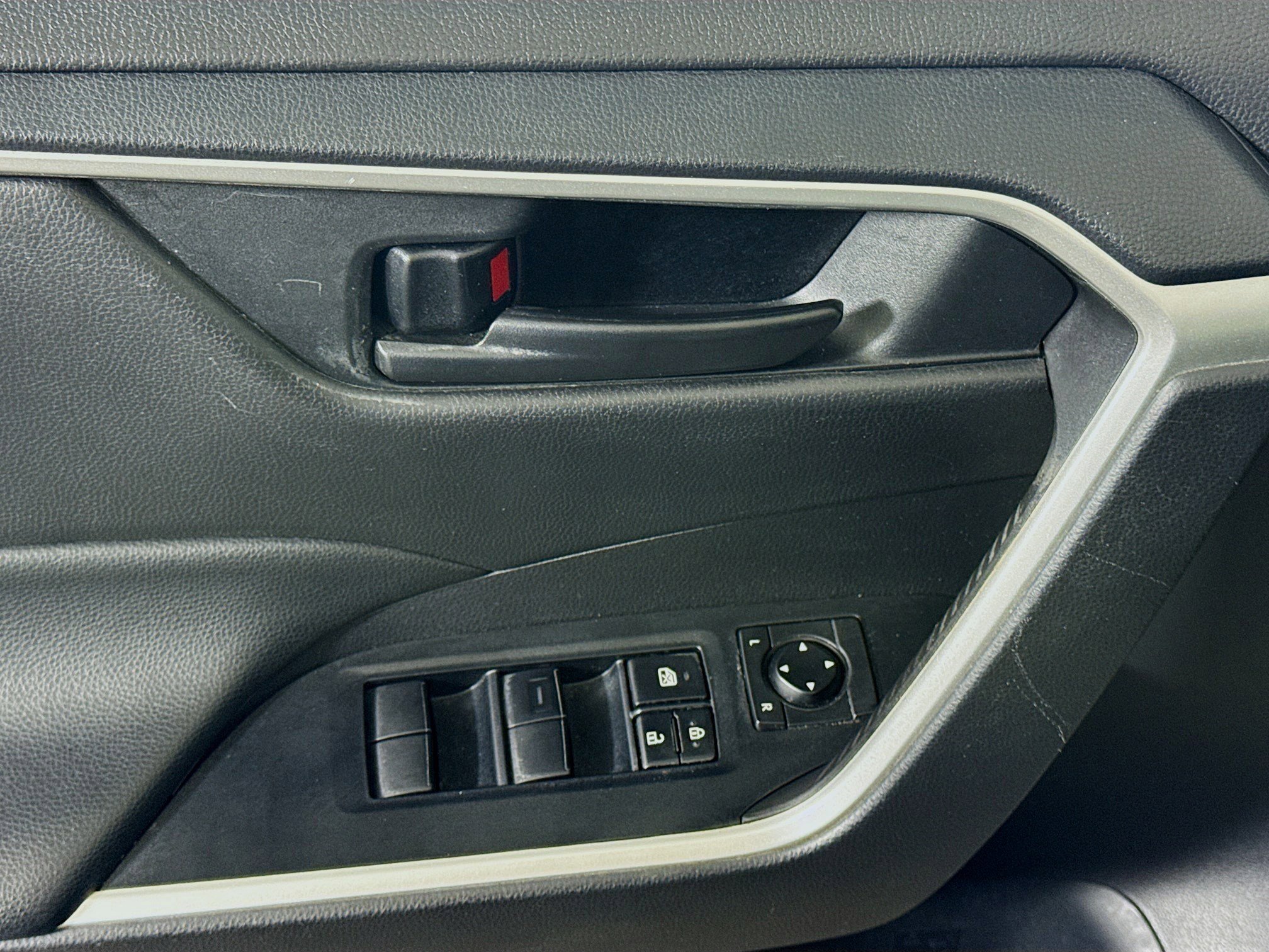 Used 2022 Toyota RAV4 LE image 23