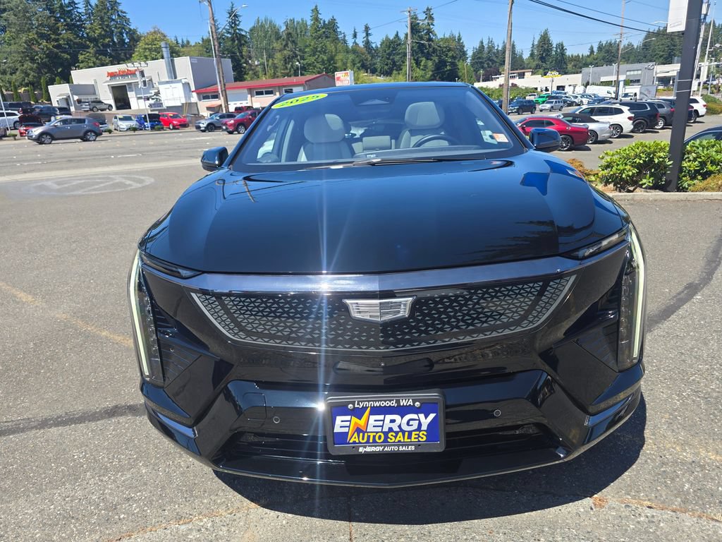 Used 2025 Cadillac Optiq Sport 1 w/ LPO, ONYX Package AWD/4WD image 2