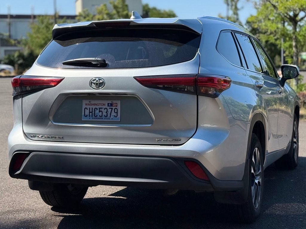 Used 2021 Toyota Highlander XLE AWD/4WD image 5
