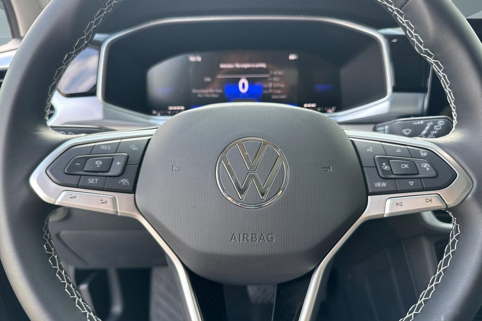 Used 2025 Volkswagen Taos SE w/ Panoramic Sunroof Package image 17