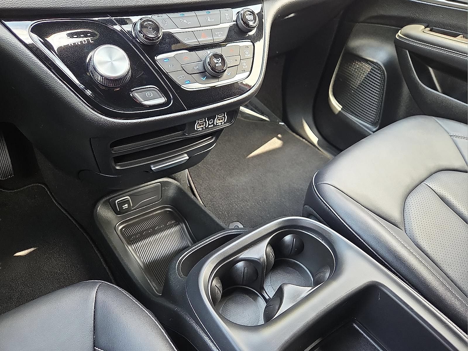 Used 2025 Chrysler Pacifica Select FWD image 25