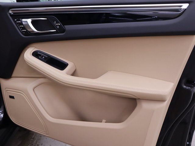 Used 2024 Porsche Macan AWD/4WD image 30