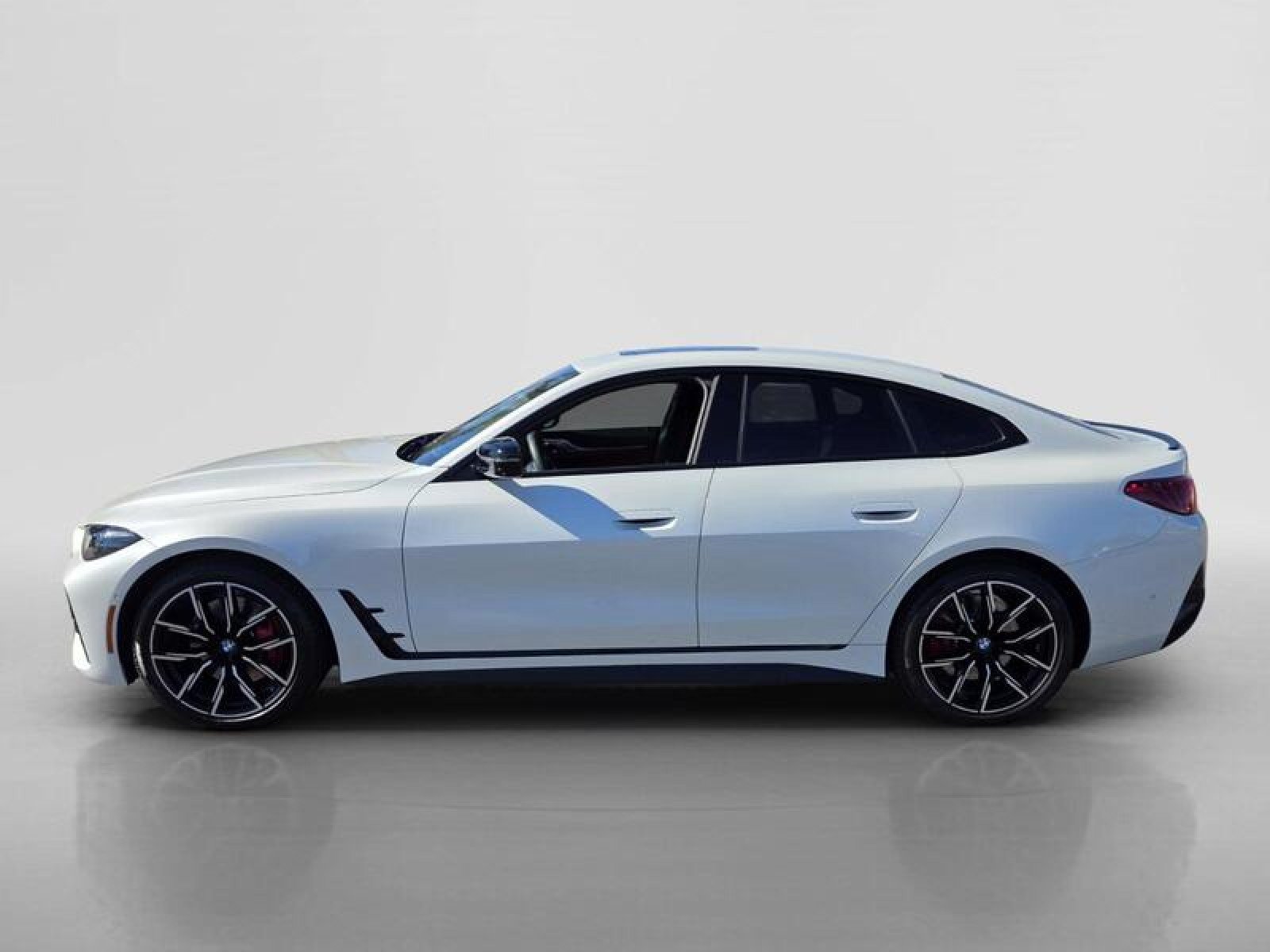Used 2025 BMW 430i w/ M Sport Package RWD image 2