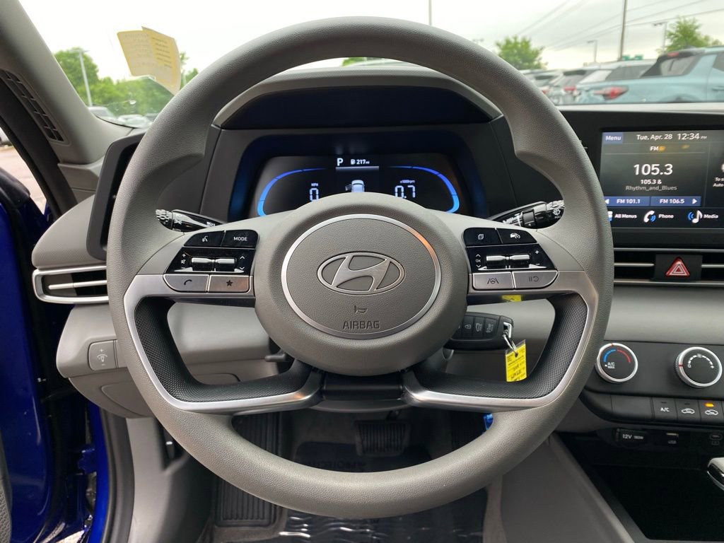 Used 2024 Hyundai Elantra SE FWD image 13