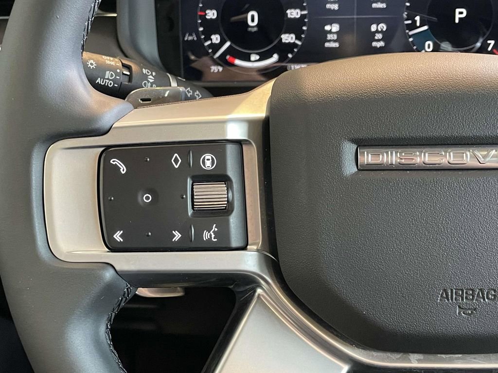 Used 2025 Land Rover Discovery S image 39