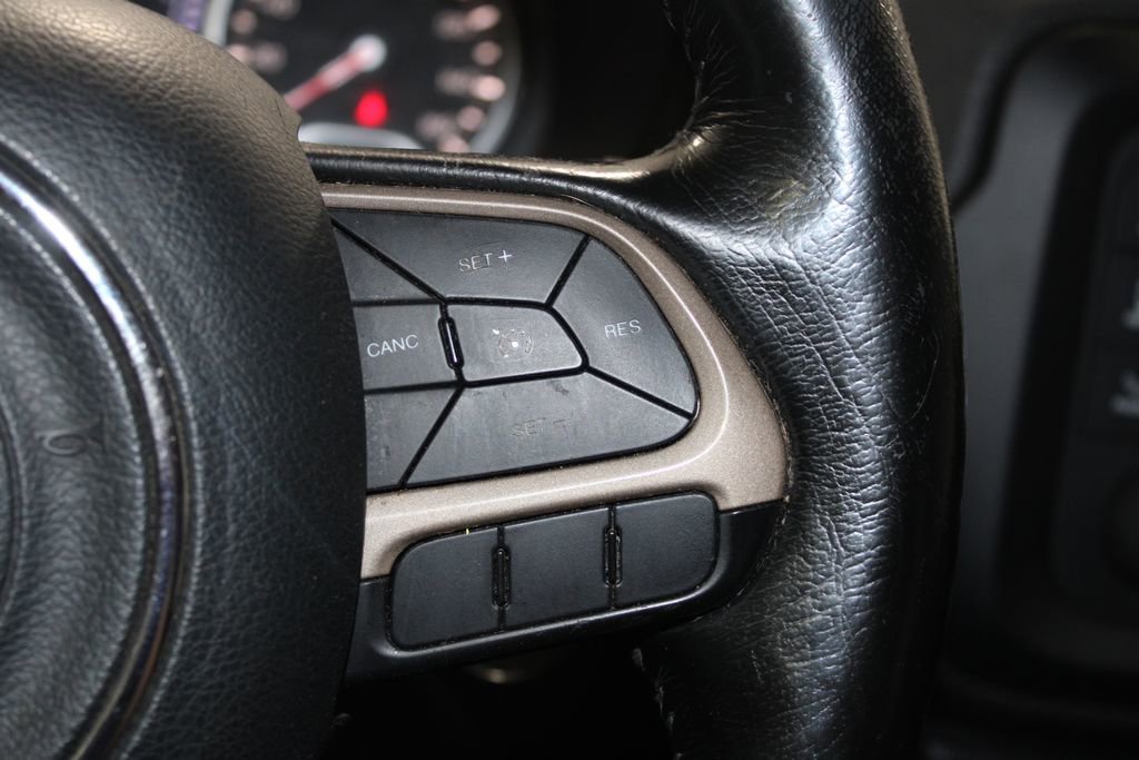 Used 2017 Jeep Renegade Latitude w/ Cold Weather Group image 30