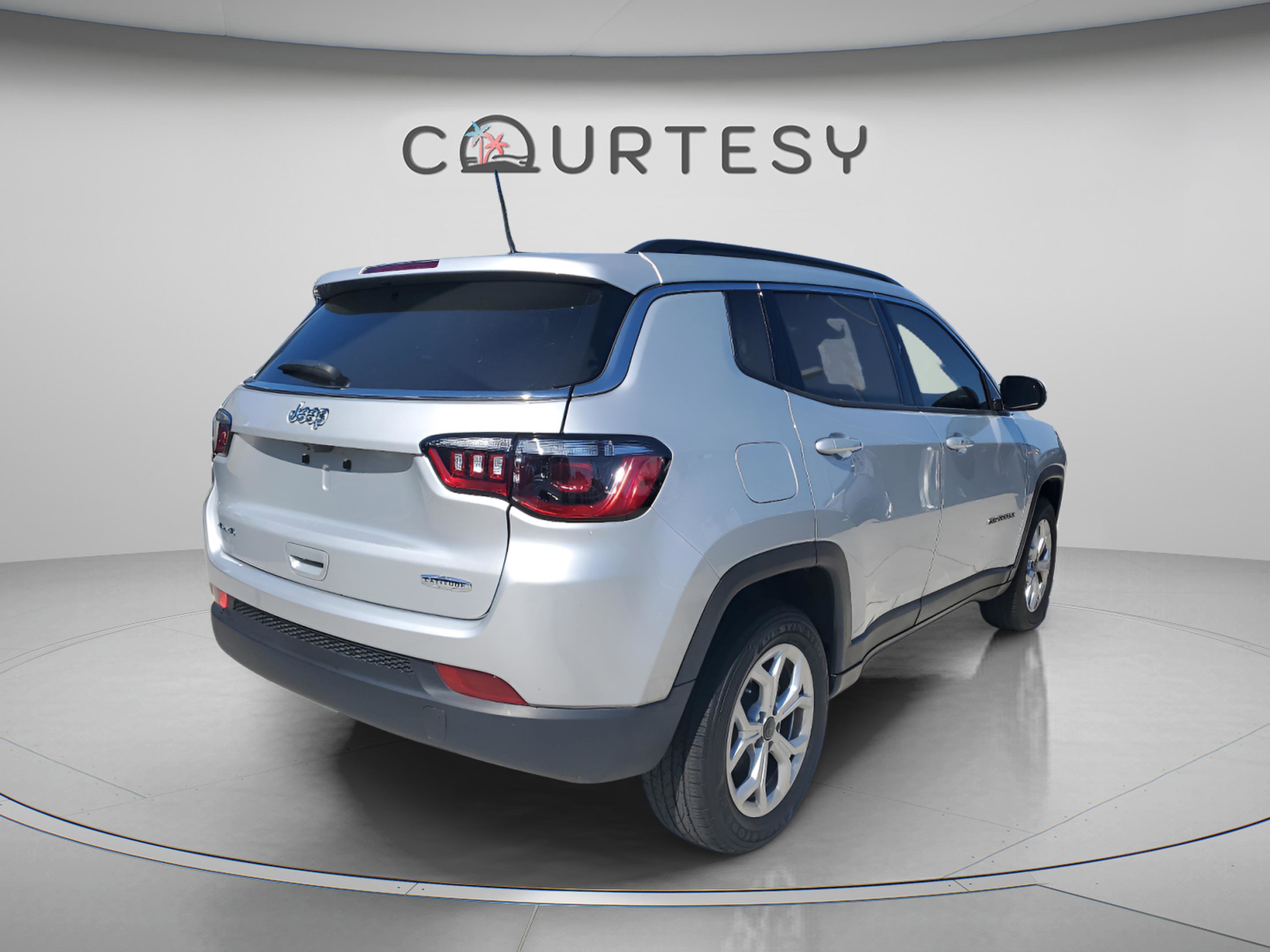 Used 2025 Jeep Compass Latitude AWD/4WD image 3