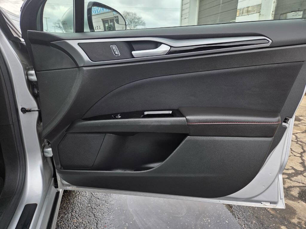 Used 2015 Ford Fusion SE w/ Equipment Group 201A image 25