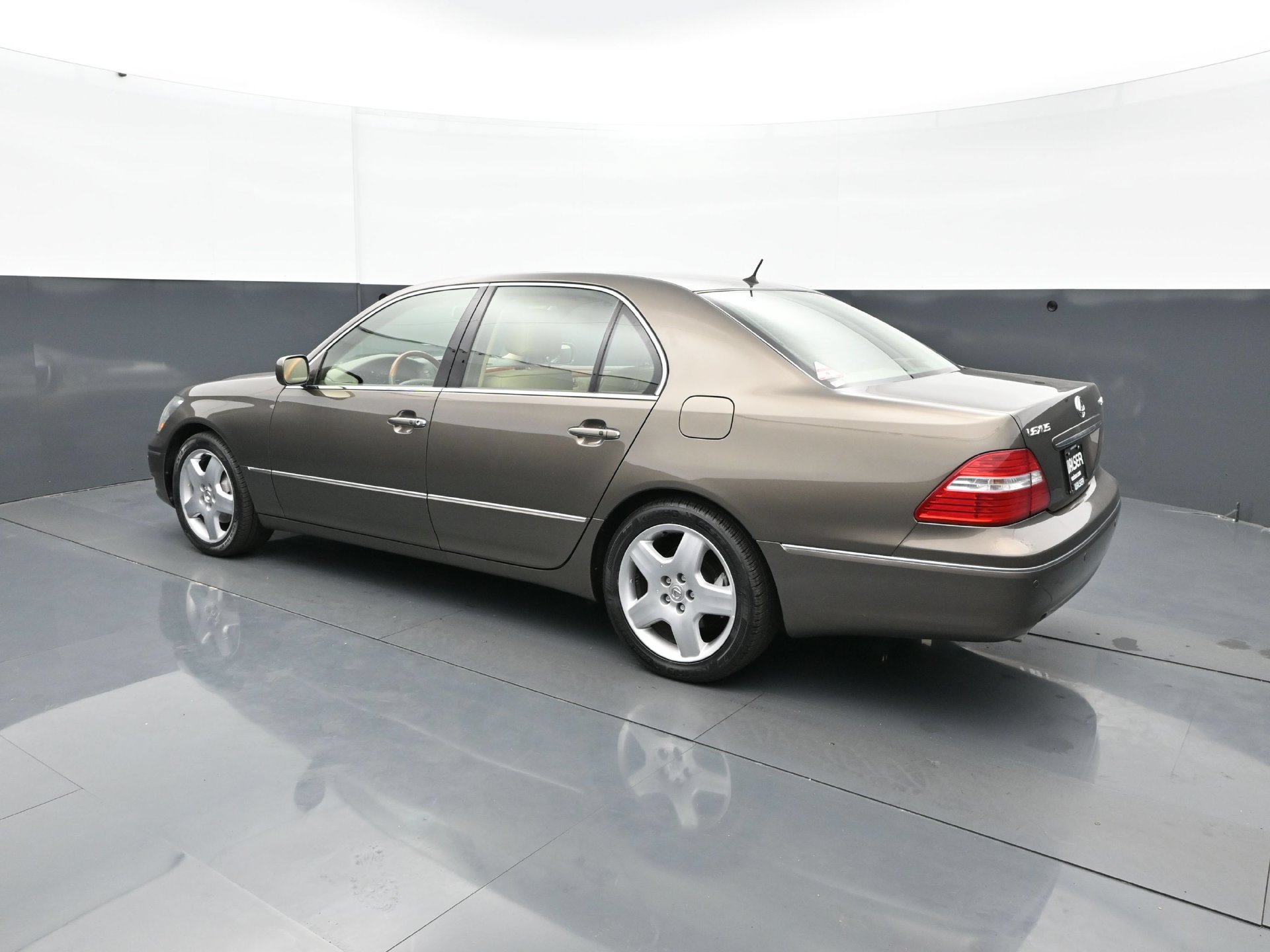 Used 2005 Lexus LS 430 RWD image 4