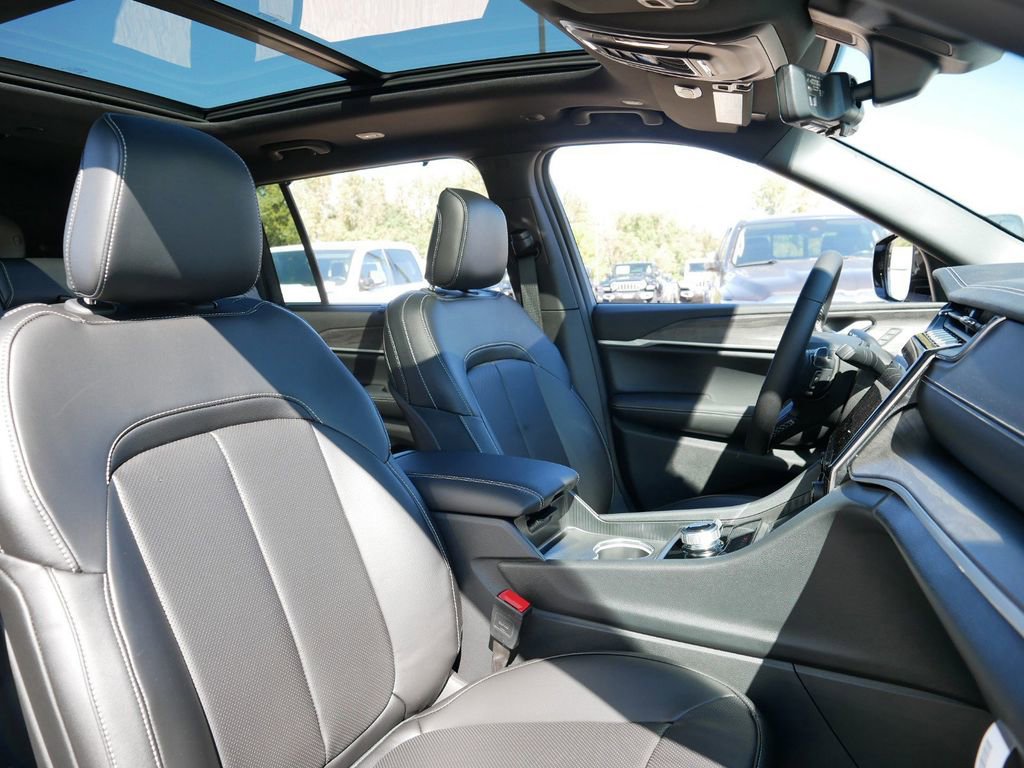 Certified 2025 Jeep Grand Cherokee L Limited w/ Luxury Tech Group II image 26