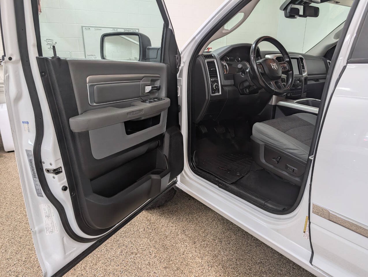 Used 2019 RAM 1500 Classic SLT w/ SLT Plus D←cor Group AWD/4WD image 6