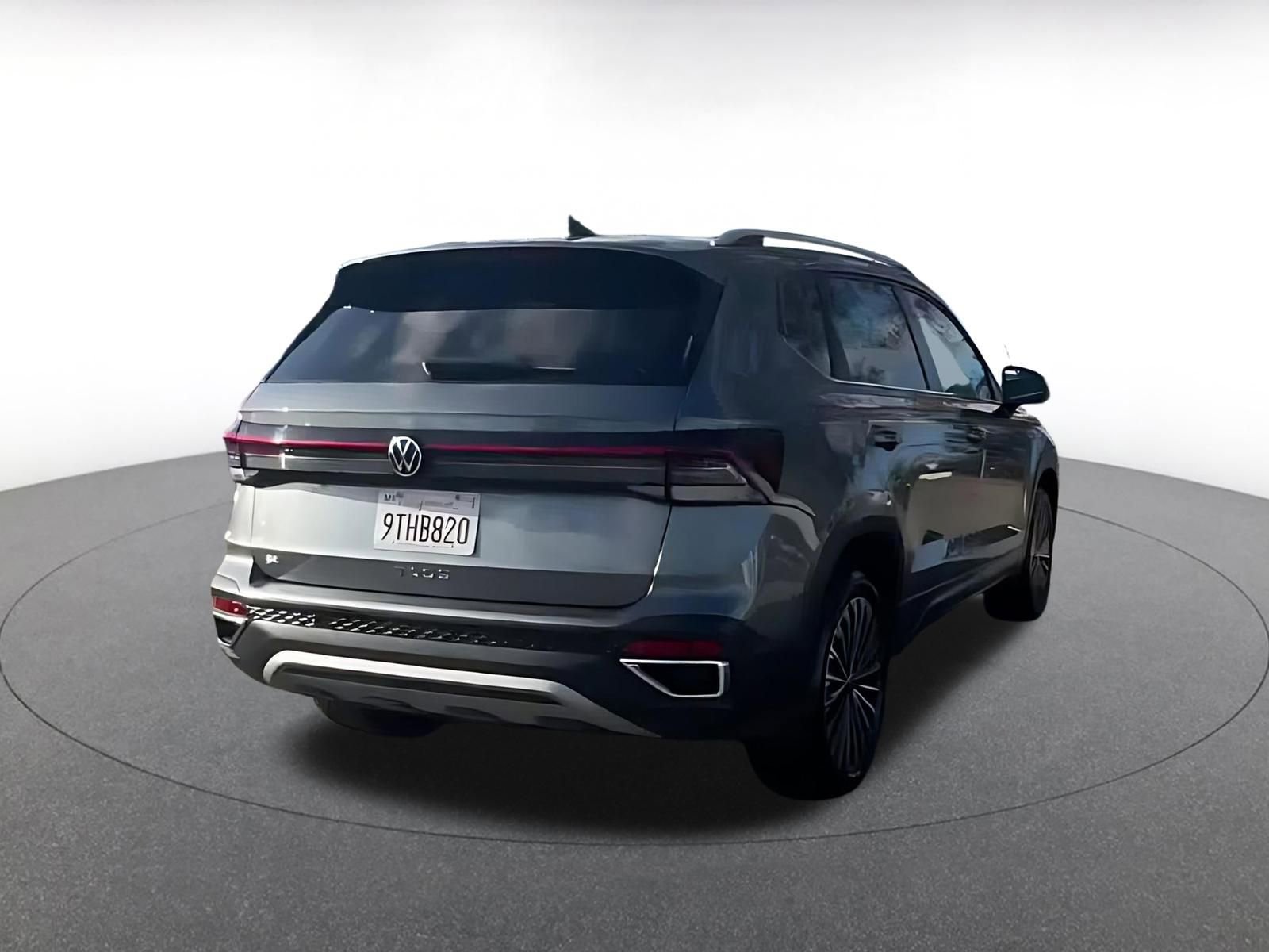 Used 2025 Volkswagen Taos SE image 12