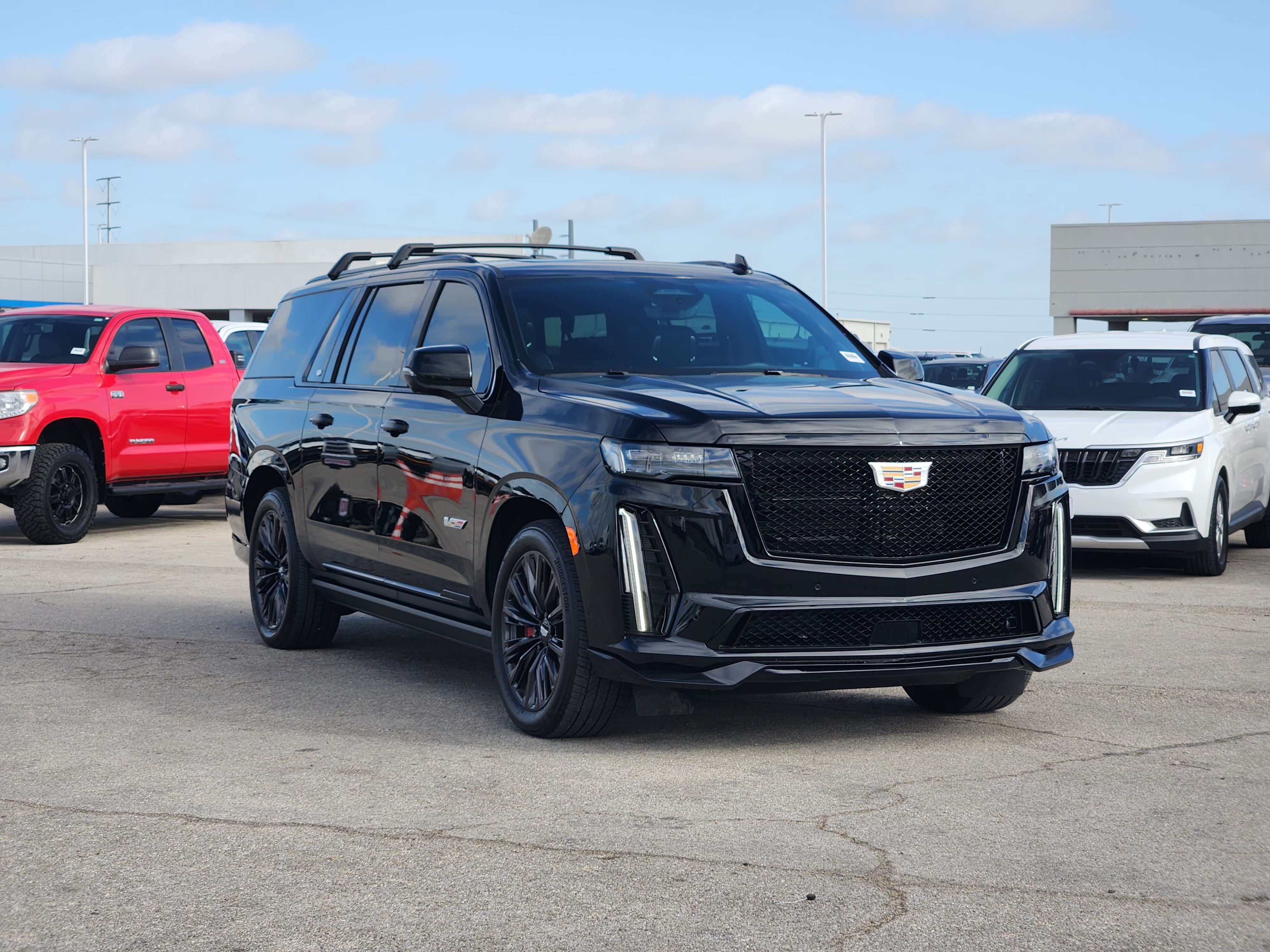 Used 2024 Cadillac Escalade ESV V w/ LPO, ONYX Package AWD/4WD image 3