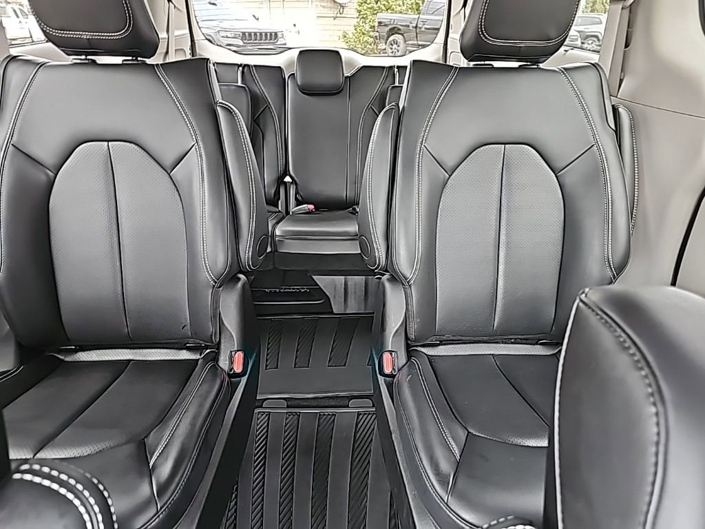 Certified 2024 Chrysler Pacifica Select w/ Uconnect Theater Family Group image 34