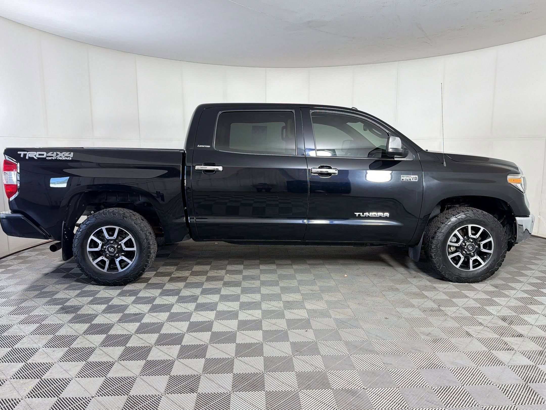 Used 2018 Toyota Tundra Limited w/ Limited Premium Package AWD/4WD image 8