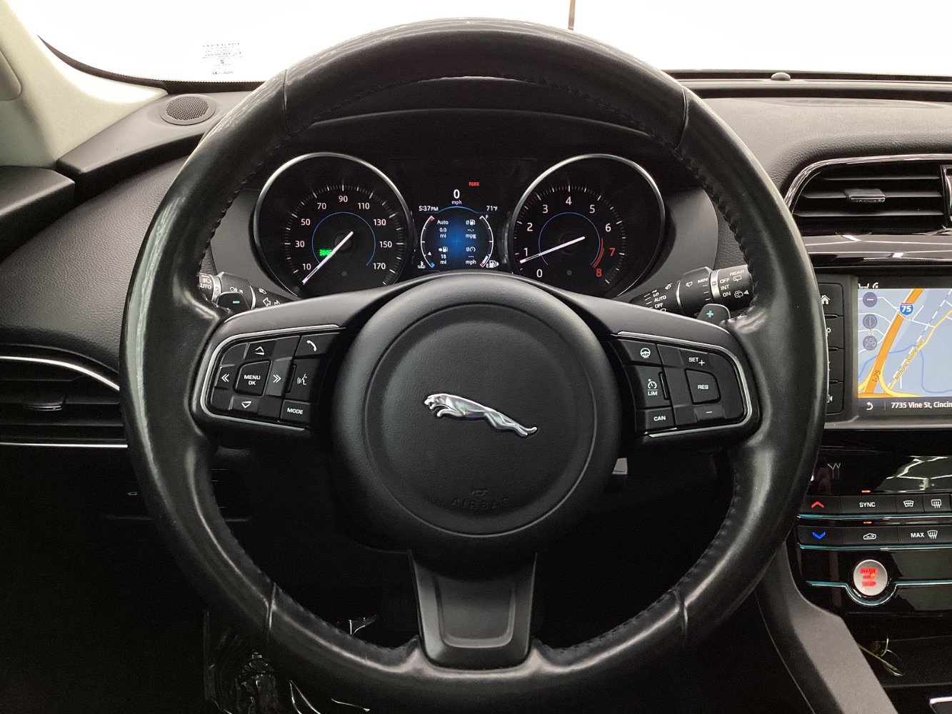 Used 2018 Jaguar F-PACE Premium image 32