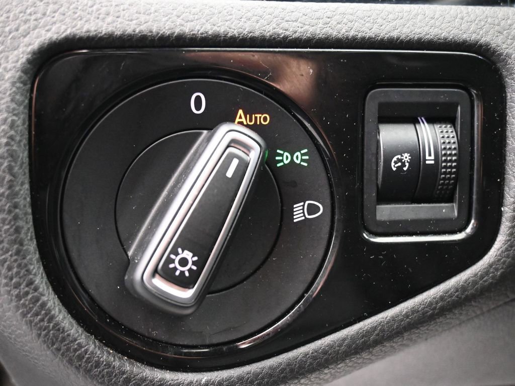 Used 2016 Volkswagen Golf R 4-Door image 18