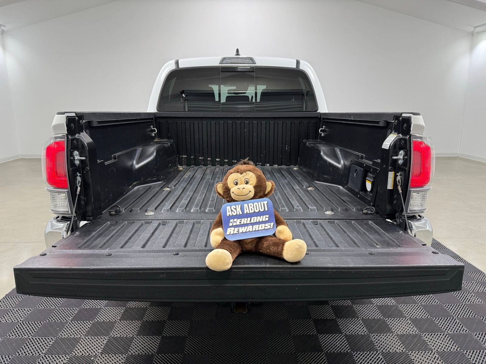 Used 2022 Toyota Tacoma TRD Off-Road image 8