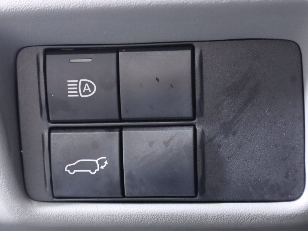 Used 2020 Toyota Highlander LE AWD/4WD image 10