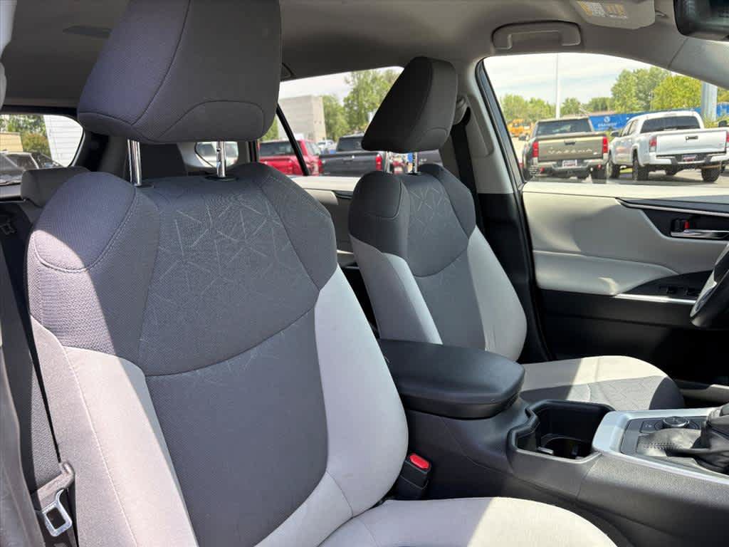 Used 2022 Toyota RAV4 XLE AWD/4WD image 6