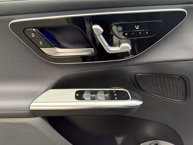 Used 2025 Mercedes-Benz GLC 350e 4MATIC image 13