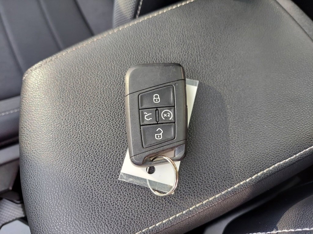 Used 2022 Volkswagen Taos SE w/ Panoramic Sunroof Package image 6