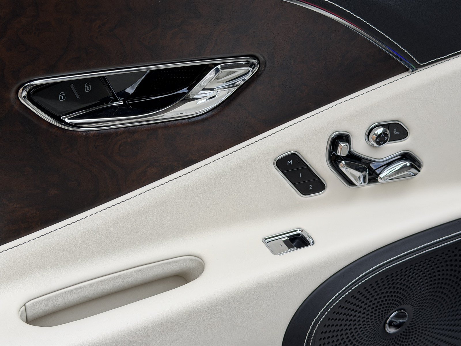 Used 2026 Bentley Flying Spur Azure AWD/4WD image 38