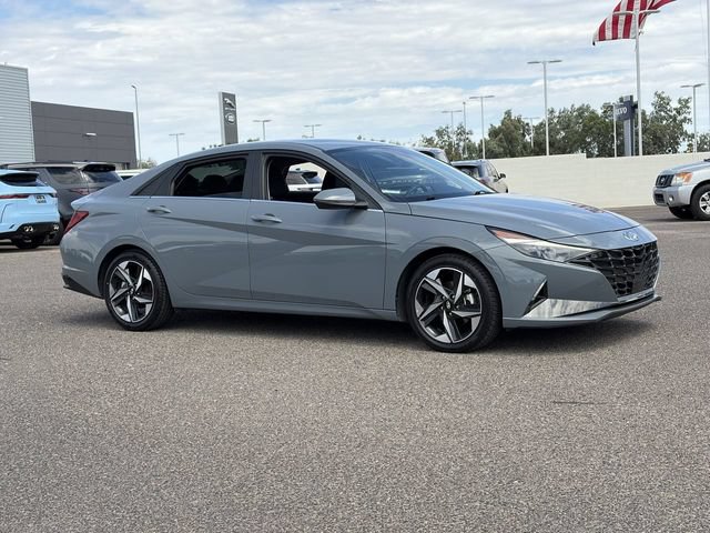 Used 2023 Hyundai Elantra Limited w/ Preferred Accessory Package FWD image 4