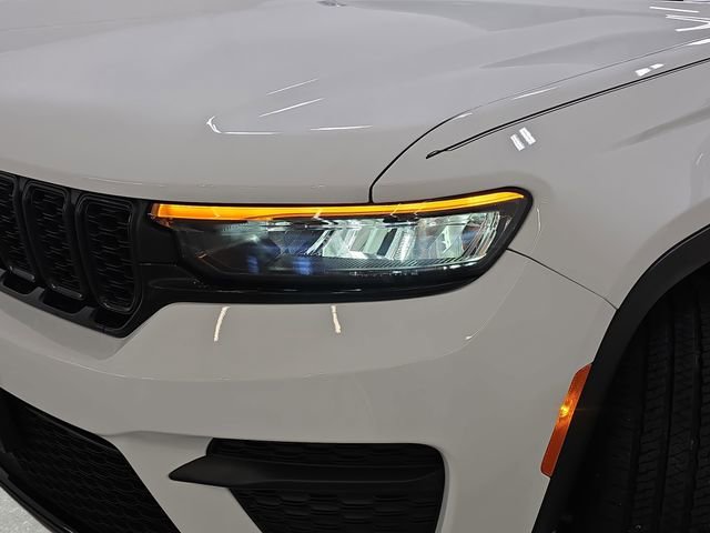 Used 2023 Jeep Grand Cherokee Altitude image 30