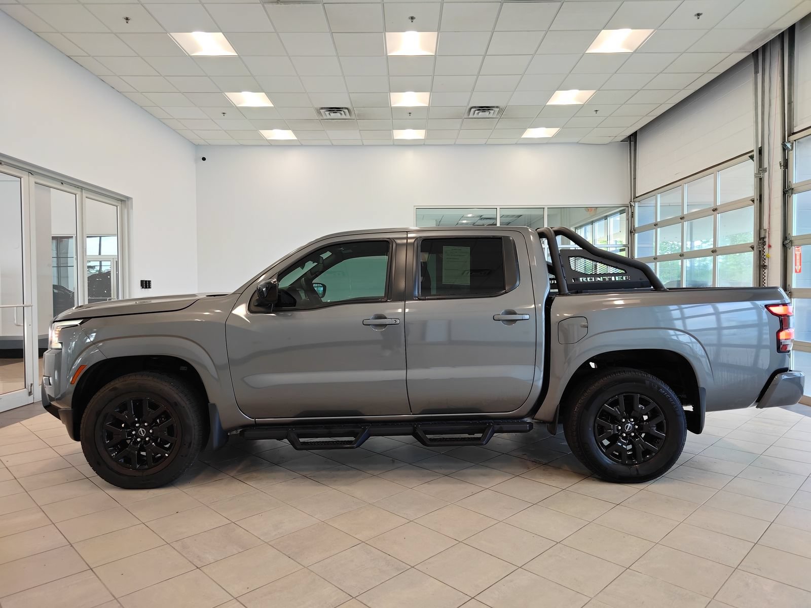 Used 2023 Nissan Frontier SV w/ Midnight Edition Package AWD/4WD image 6