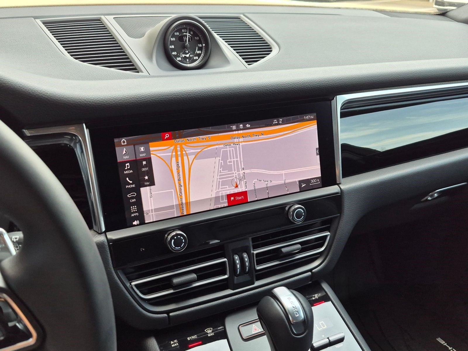 Certified 2026 Porsche Macan AWD/4WD image 15