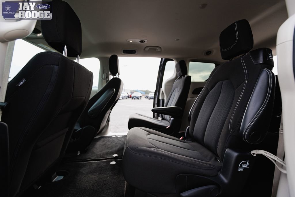 Used 2023 Chrysler Voyager LX image 3