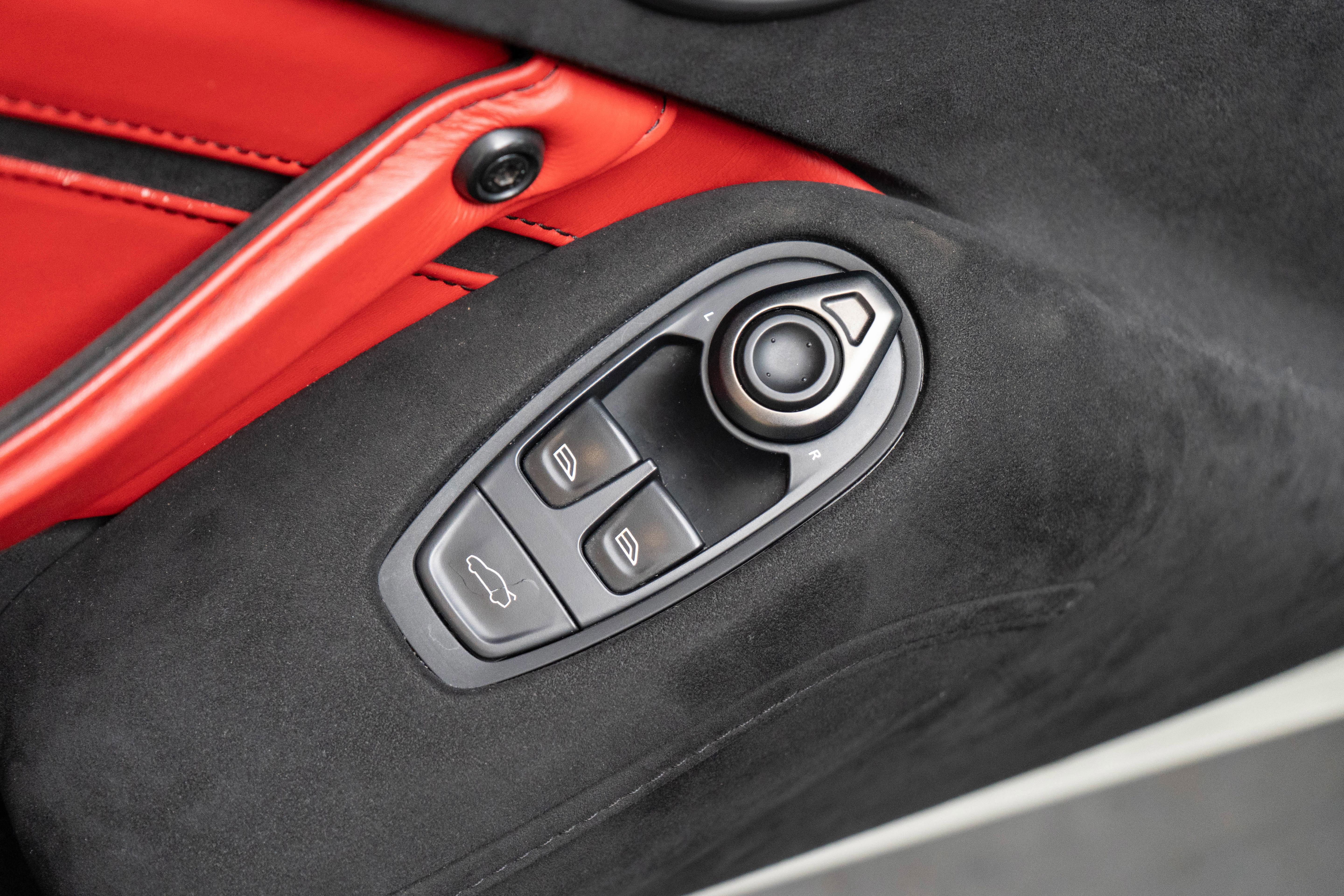 Used 2020 Aston Martin V8 Vantage Coupe image 15