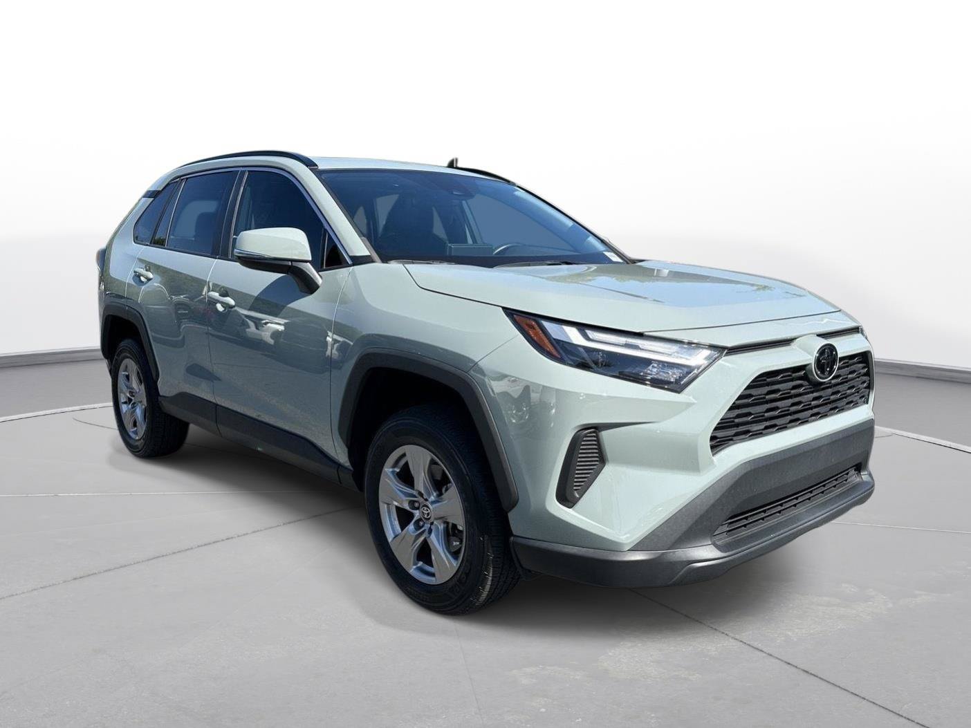 Used 2023 Toyota RAV4 XLE w/ Convenience Package FWD image 4