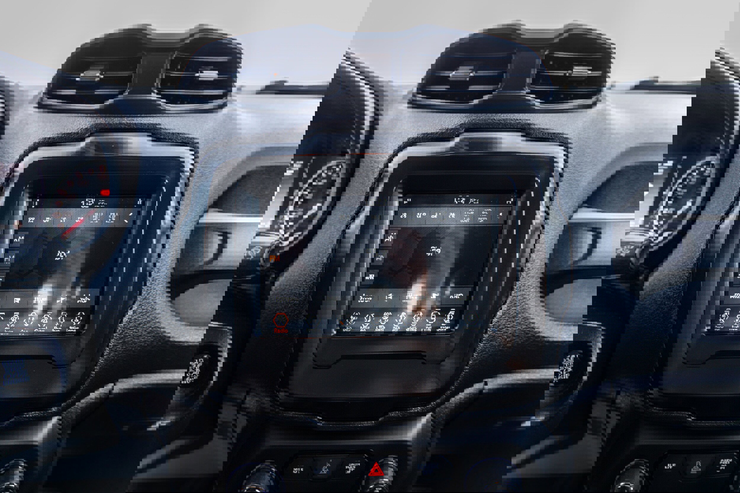 Used 2018 Jeep Renegade Latitude w/ Cold Weather Group image 14