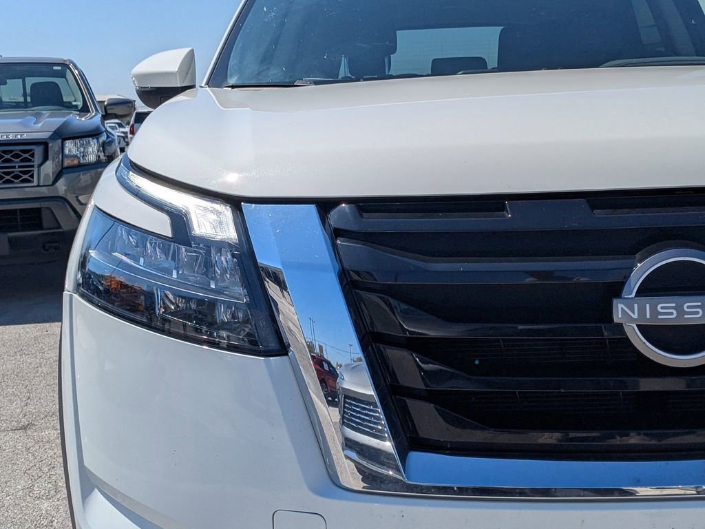 Used 2025 Nissan Pathfinder SV image 8