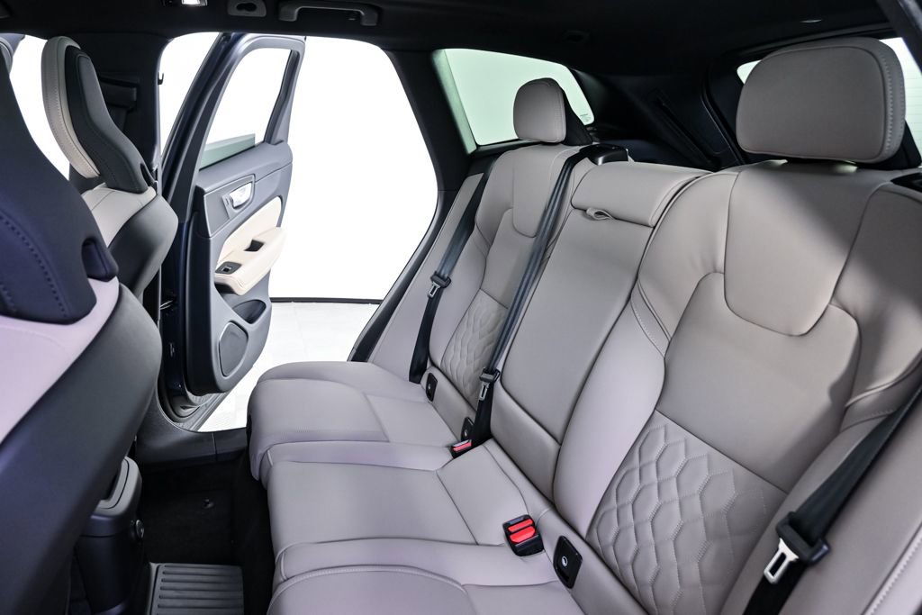 New 2026 Volvo XC60 T8 Core w/ Climate Package PRO image 18