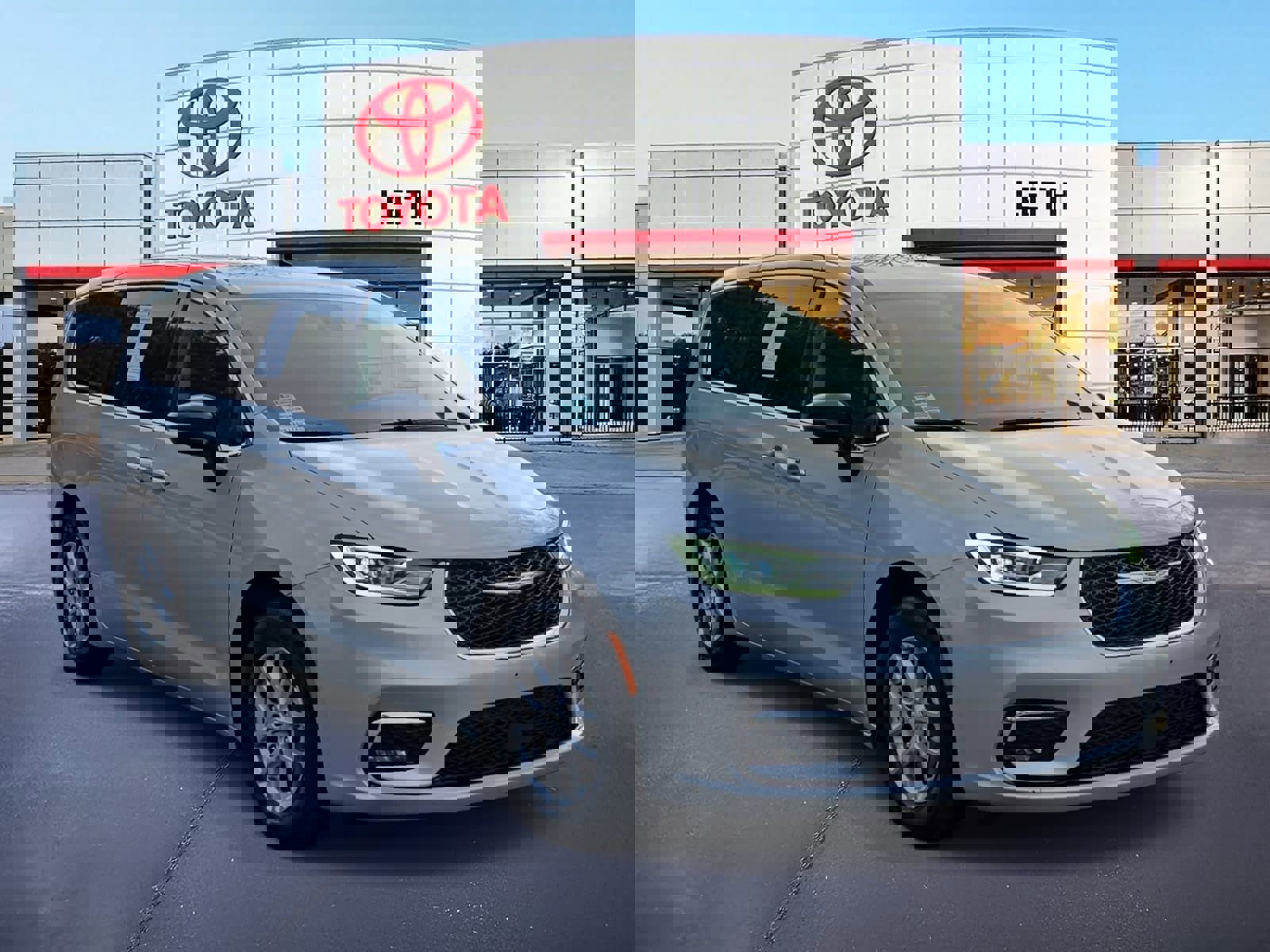 Used 2024 Chrysler Pacifica Touring-L image 3