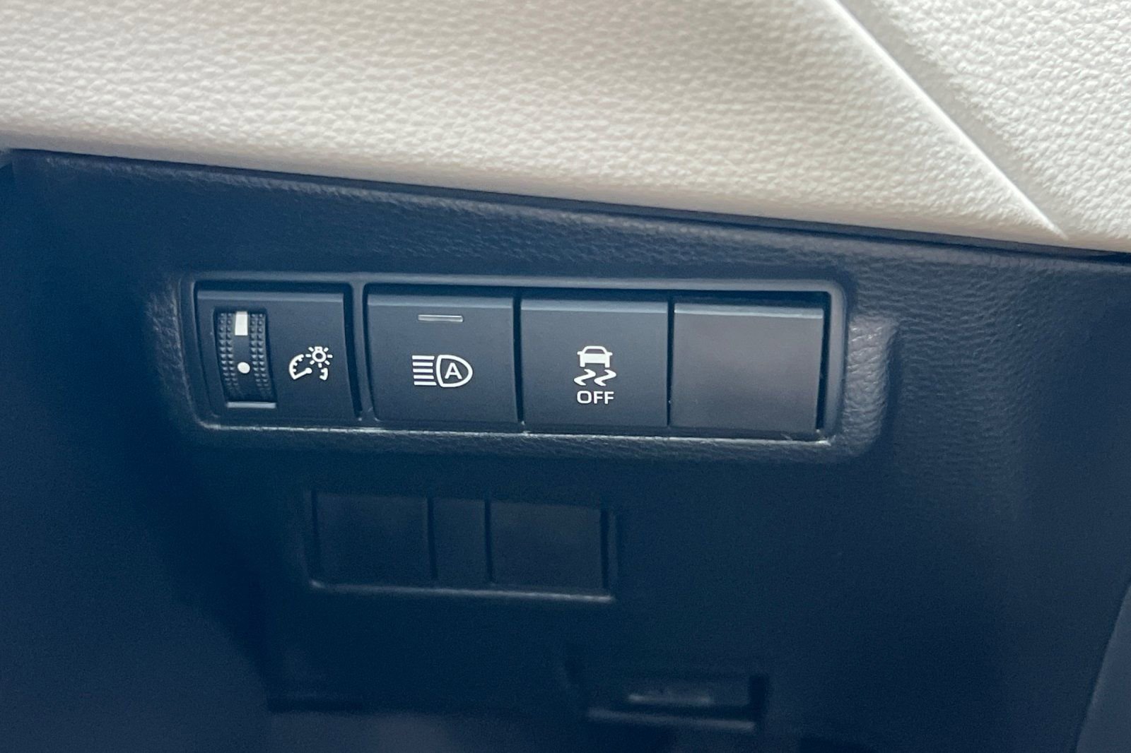 New 2026 Toyota Corolla Cross L image 29