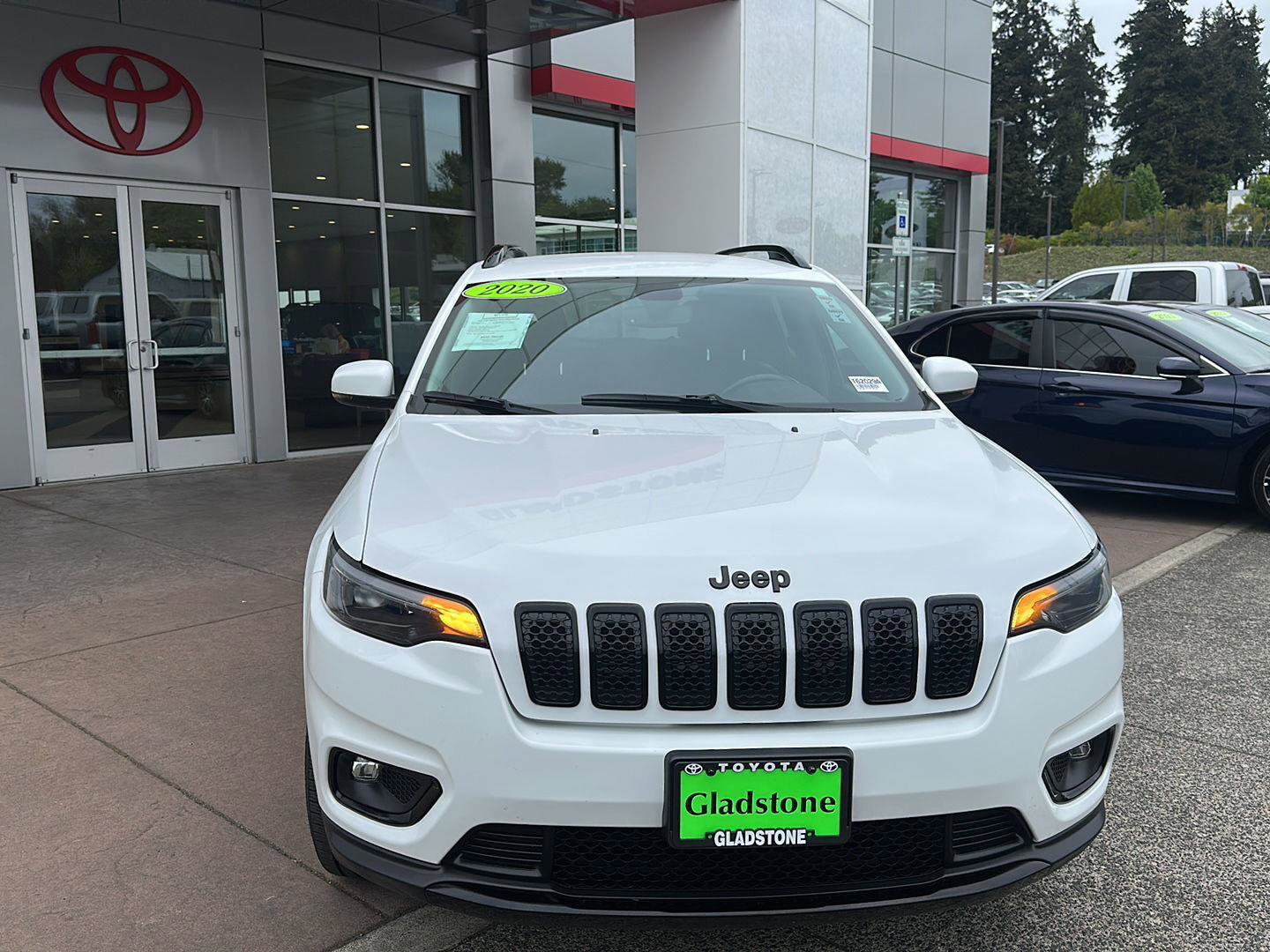 Used 2020 Jeep Cherokee Latitude Plus w/ Cold Weather Group AWD/4WD image 7