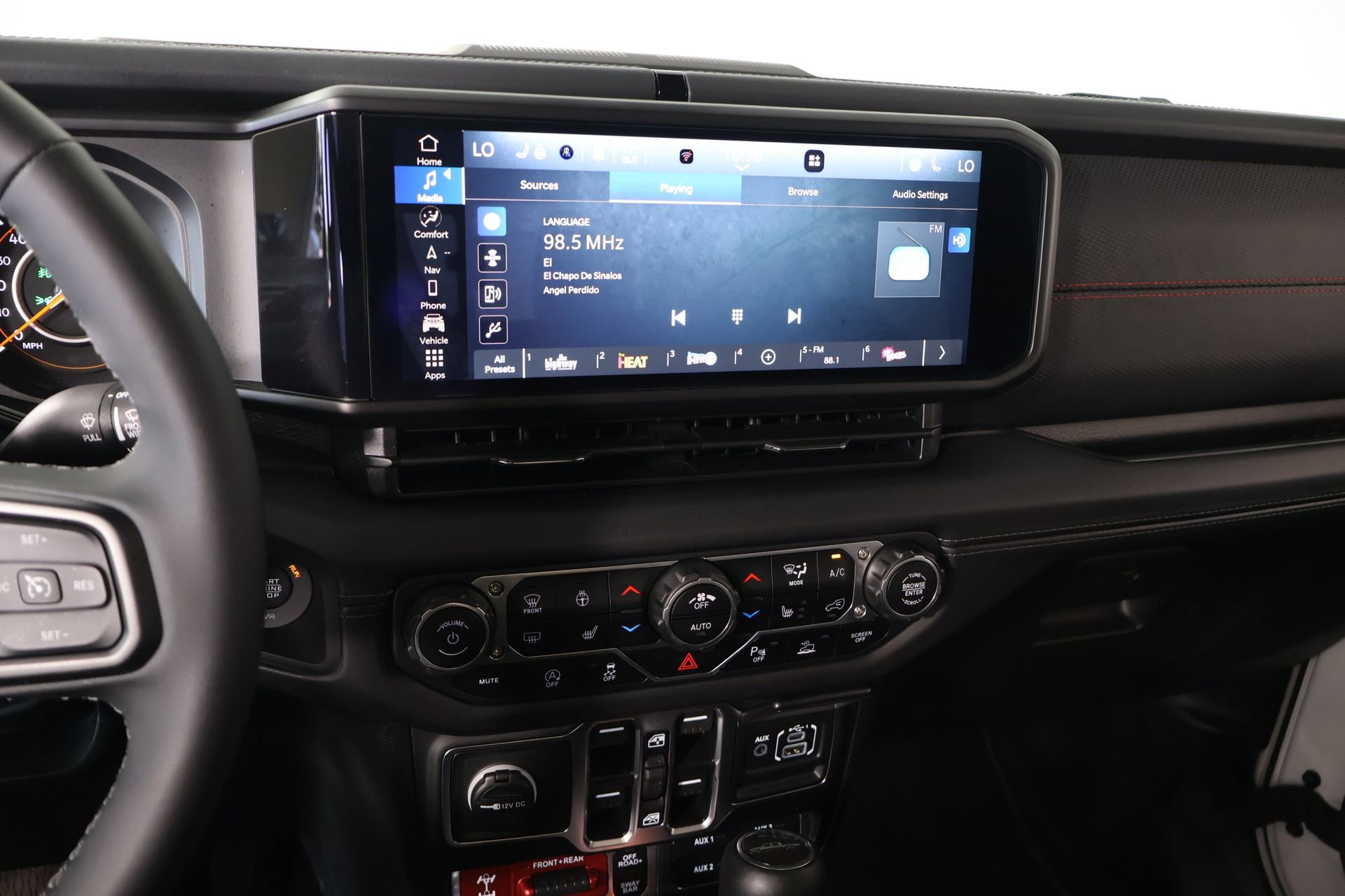 Used 2025 Jeep Gladiator Rubicon AWD/4WD image 5