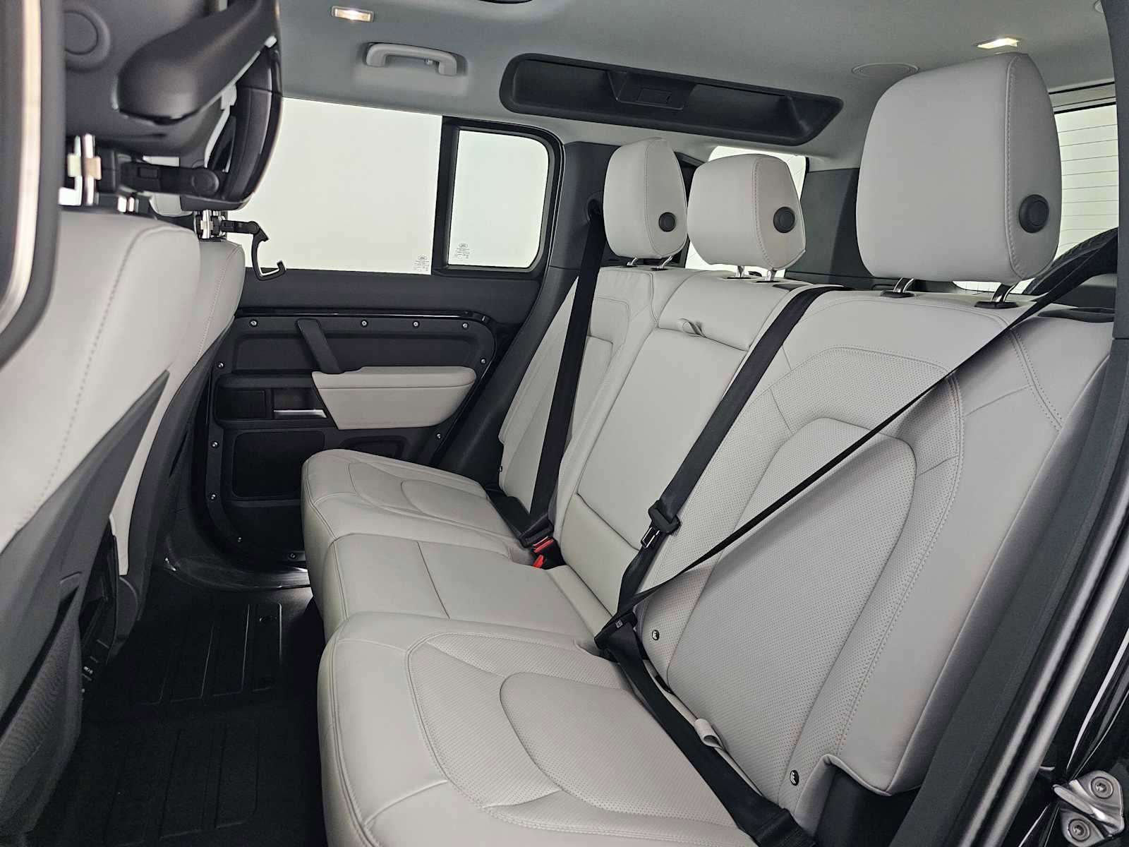 New 2026 Land Rover Defender 110 X-Dynamic SE image 17