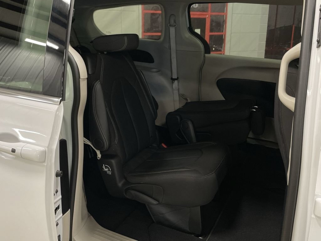 Used 2024 Chrysler Voyager LX FWD image 29