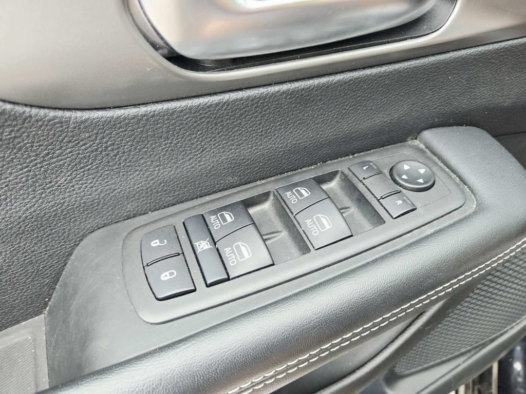 Used 2025 Chrysler Pacifica Select FWD image 37