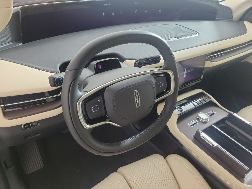 New 2027 Lincoln Navigator Premiere RWD image 17