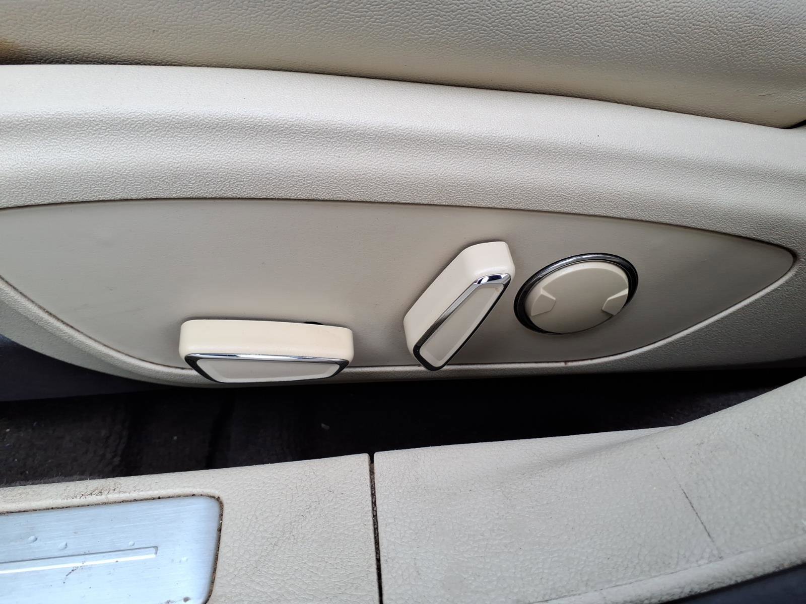 Used 2013 Lincoln MKZ FWD image 17