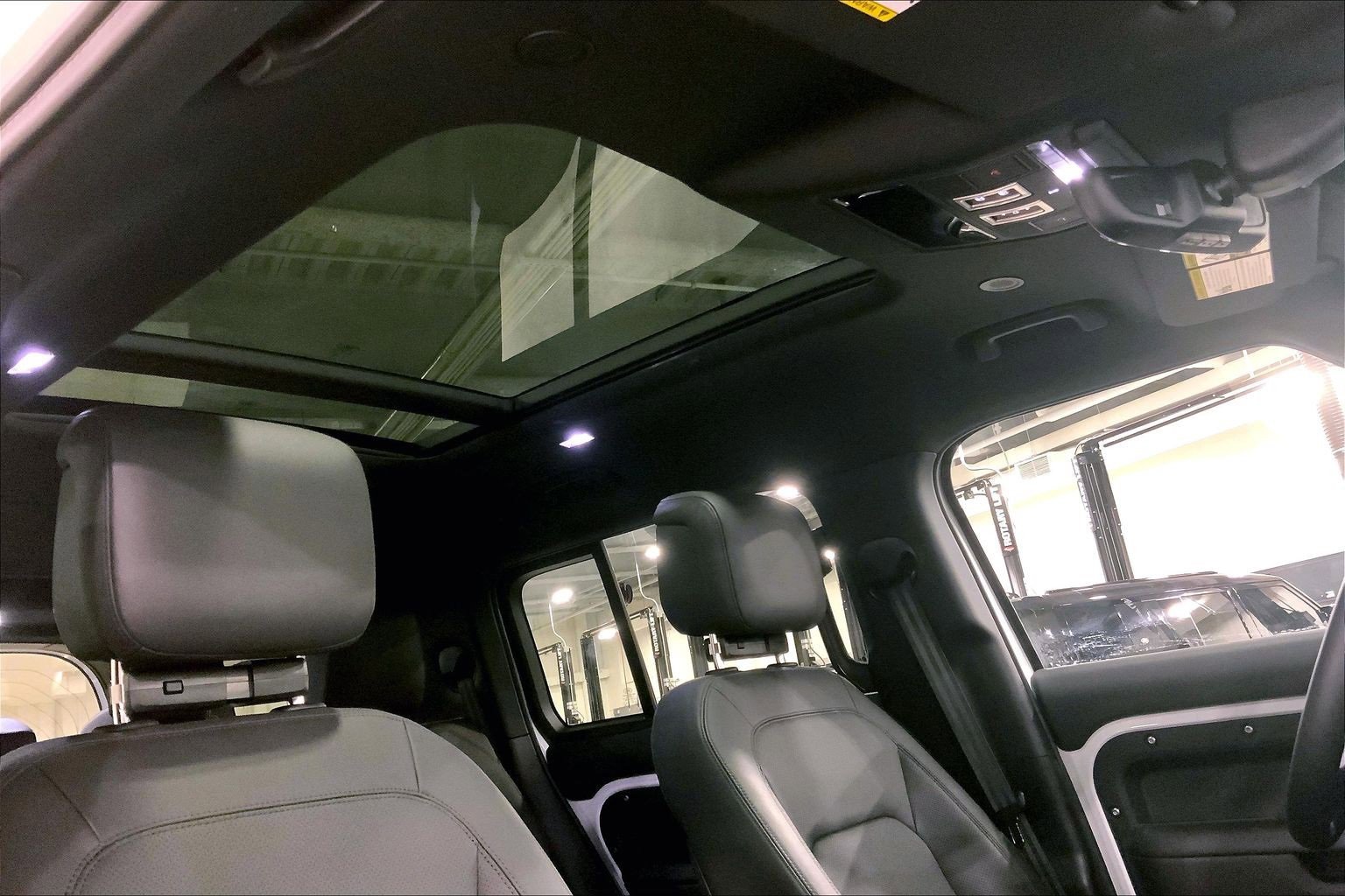 Used 2025 Land Rover Defender 130 X-Dynamic SE image 14